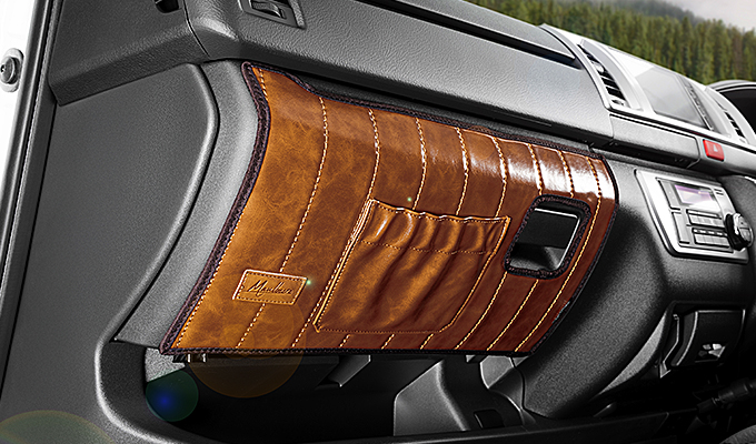 MAULBEERE グローブボックスガード