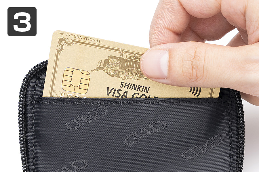 一個簡單的口袋，方便放入和取出。 非常方便存放常用卡，例如信用卡。