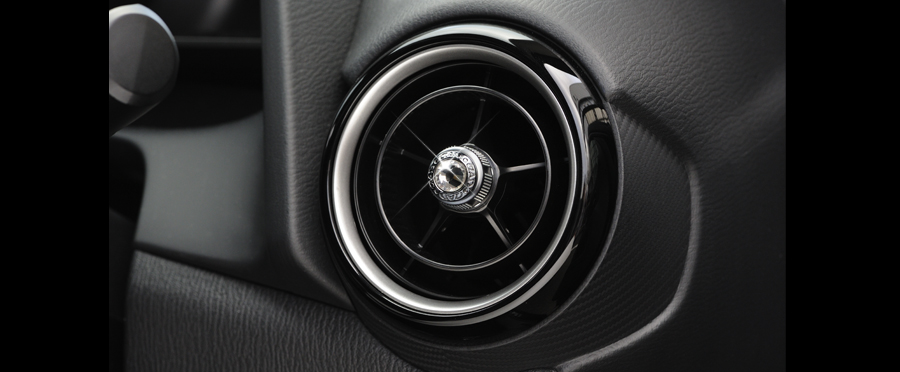 車内のエアコン吹き出し口に